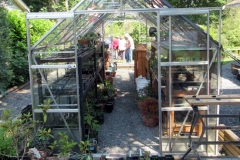 2023-06-21-Bus-Tour-Janice-Currie-8-greenhouse-at-the-back